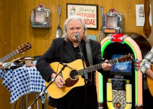 "Larry's Country Diner" Announces Six-Week 'Streak' of TV Tapings/Shows at Ray Stevens CabaRay Showroom