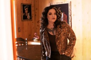 Ashley McBryde Receives “Song Suffragettes Yellow Rose Of Inspiration Award” AT SONG SUFFRAGETTES’ 7TH ANNIVERSARY CELEBRATION
